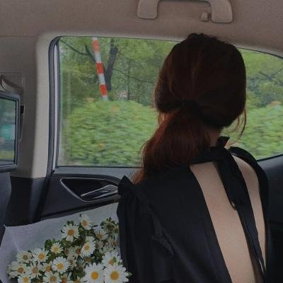一线女星被曝私下抽烟，连续多日街头画面流出
