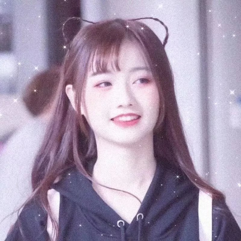 当红小花被曝机场牵手女助理，连日来演唱会后台画面流出